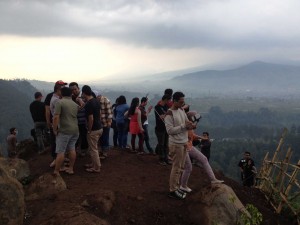 Pengunjung di Tebing Keraton sedang antre untuk berfoto (21/9/2014). (Foto: Tiwi)