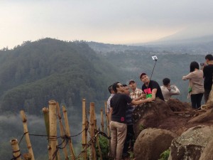 Pengunjung selfie di Tebing Karaton (20/9/2014). (Foto: Bojes)