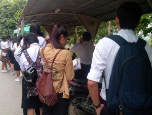 Antri Menunggu GEM Car di depan Asrama Universitas Mae Fah Luang. (Foto: Yussak Angurah)