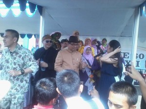 Rektor UPI, Sunaryo Kartadinanta Joged dangdut pada HUT UPI ke-60. (Foto: Zulfa Nasrullah)