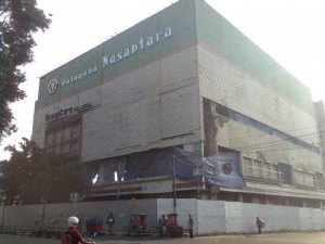 Bangunan Palaguna Plaza akan segera diruntuhkan (12/10/2014). (Foto: Iman Klunkerz)
