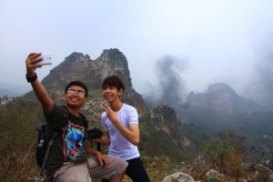 Peserta outing selfie di Stone Garden, Gua Pawon. (Foto: Ariq Rahadian)