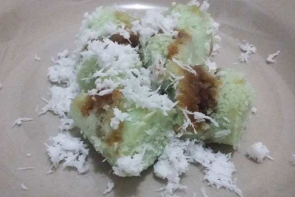 Kue putu Pak Wartam.