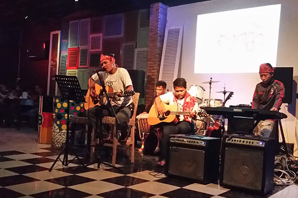 Lawan Teater saat tampil di Malam Puisi Rumah Kertas, Cirebon (28/3).