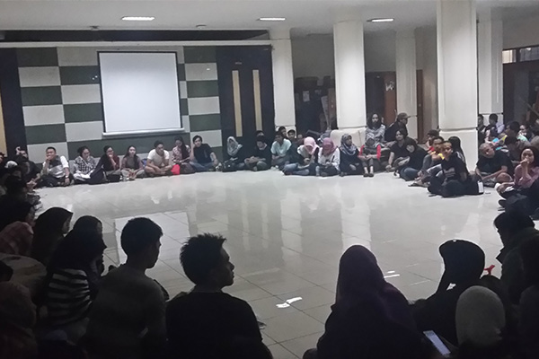 Suasana diskusi setelah pentas "Tanah (Bajuri Iling Kawin" UKMF KSS UNILA di Festamasio VII Bandung (8/5/2015). (Foto: Opet)