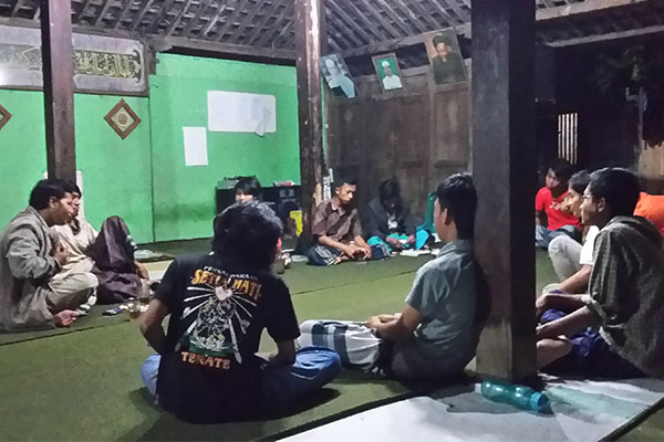 Kajian sastra di Komunitas Kutub bersama Mahwi Air Tawar, Jumat (15/5/2015) .