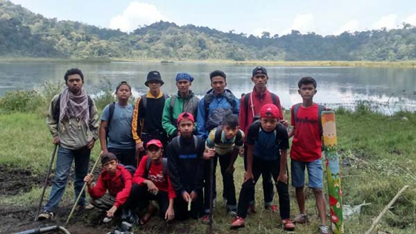 Saya bersama Pemuda Masjid Fathul Mubin di tepi danau Ciharus. (Foto: Fadlan)