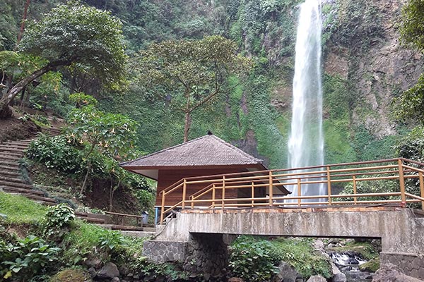 Air terjun, gazebo, dan tangga di Curug Cimahi. (Foto: Bojes)