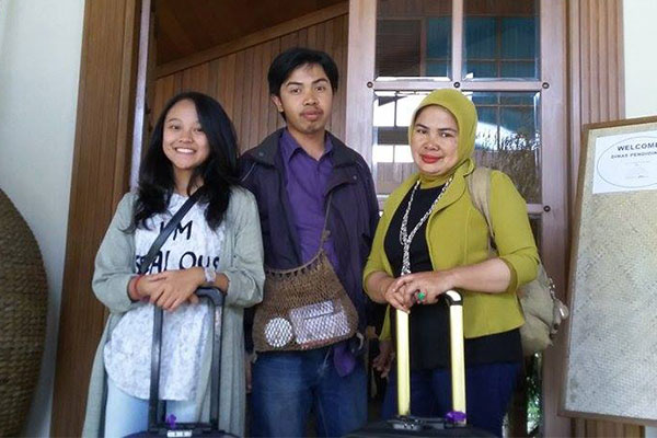Manda (kiri) bersama Rangga (pelatih, dan Ibu Ai Koraliati (pembina) menjelang keberangkatan ke Palembang. (Foto: Zulfa)
