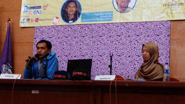 Yopi Setia Umbara sedang memberikan materi Pelatihan Jurnalistik. (Foto: Fasya)