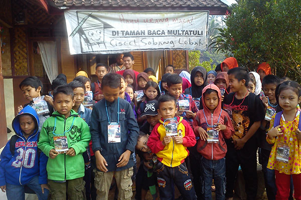 Anak-anak Ciseel yang biasa ikut membaca di Taman Baca Multatuli. (Foto: Zulkifli)