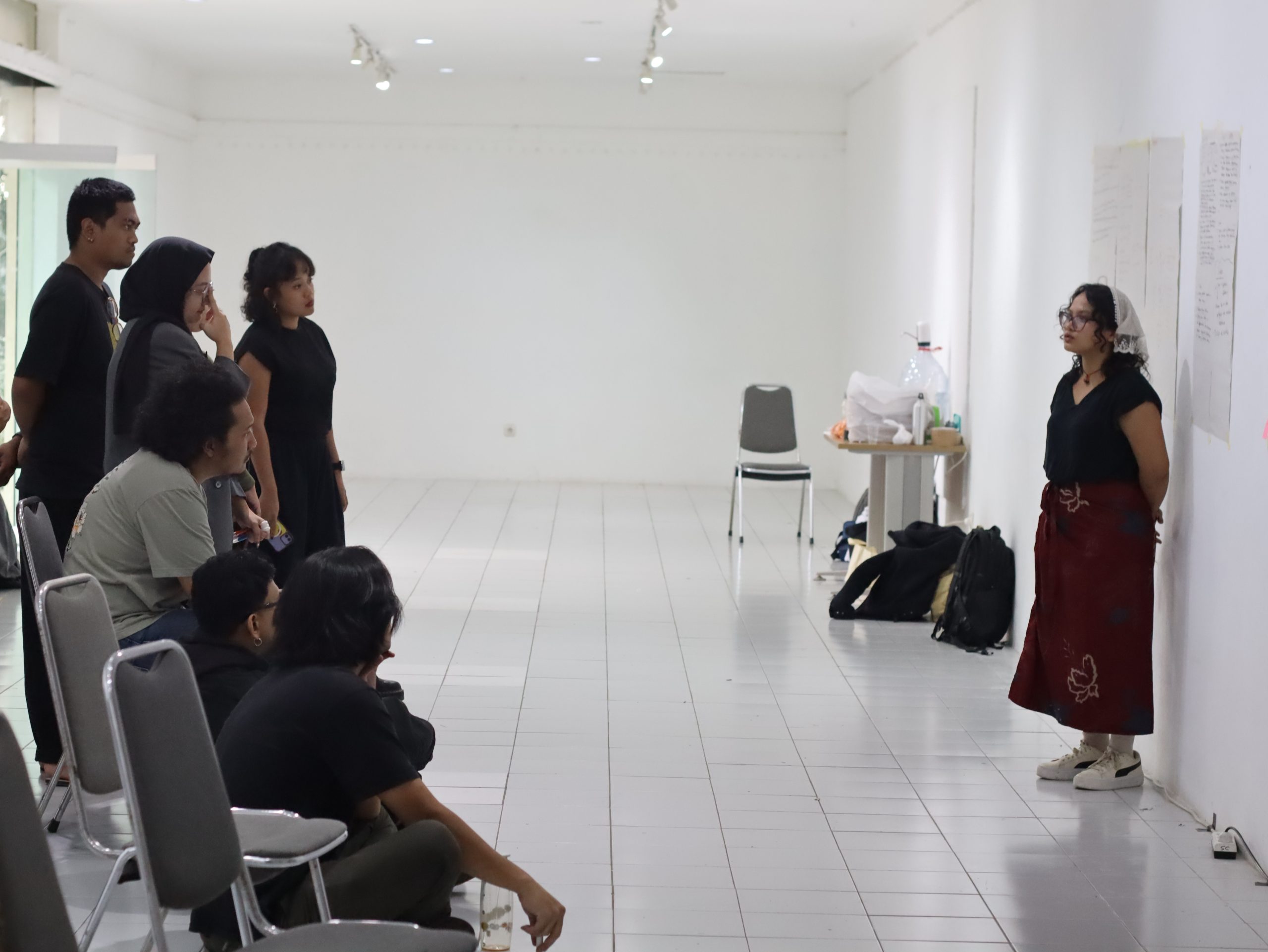 Presentasi gagasan seniman dalam sesi inkubasi di ruang galeri, sebagai bagian dari proses merangkai ide pertunjukan site-specific di kota Bandung. (Foto: Adi Pirmansyah)