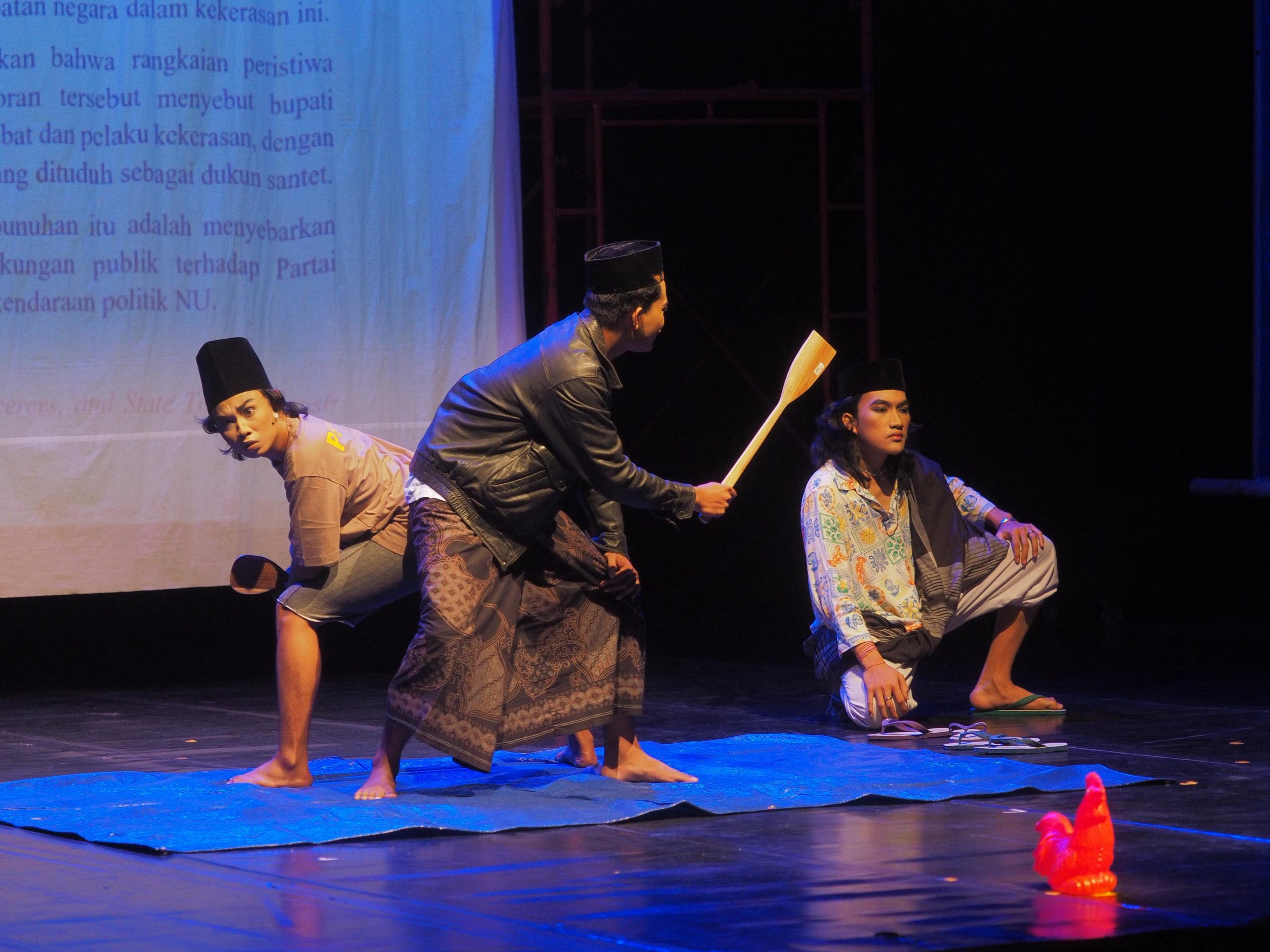 Tiga orang aktor dari teater Rokateater menampilkan Curiculum Vitae 2000