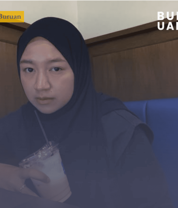 Penulis Cerita Pendek Resna J berpose, menggunakan kerudung hitam.