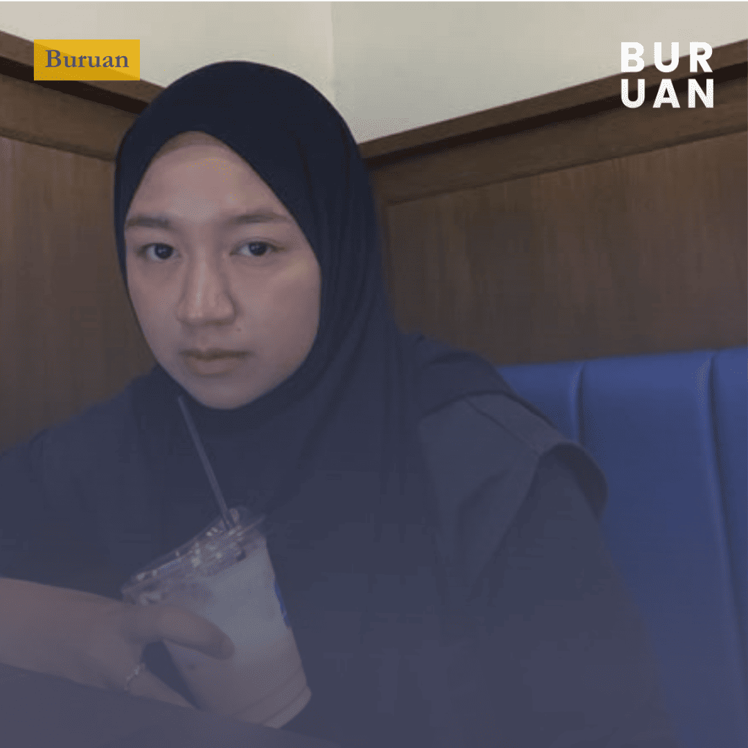 Penulis Cerita Pendek Resna J berpose, menggunakan kerudung hitam.