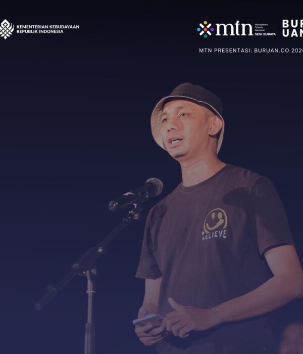 Cover Puisi Ricky Ulu di Buruan.Co. Ricky Ulu menggunakan kaos hitam dan topi bundar hitam saat membacakan puisi. Terdapat logo Kemenbud, MTN, dan Buruan.co.