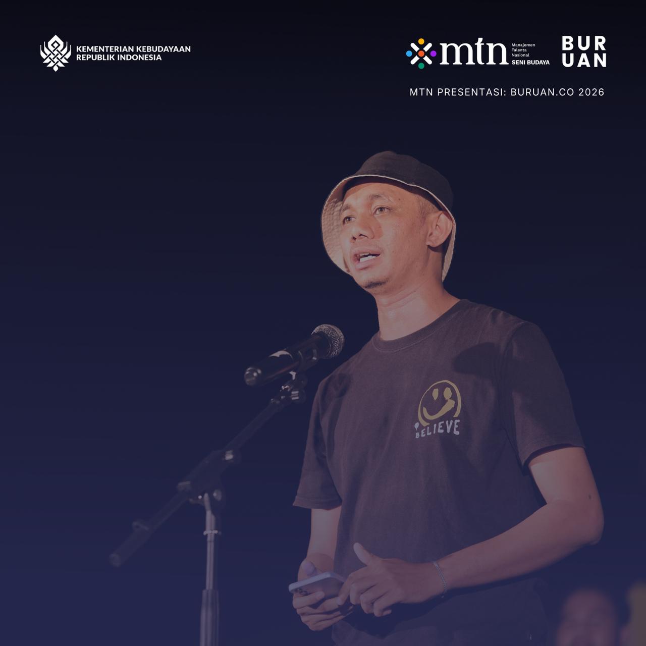Cover Puisi Ricky Ulu di Buruan.Co. Ricky Ulu menggunakan kaos hitam dan topi bundar hitam saat membacakan puisi. Terdapat logo Kemenbud, MTN, dan Buruan.co.