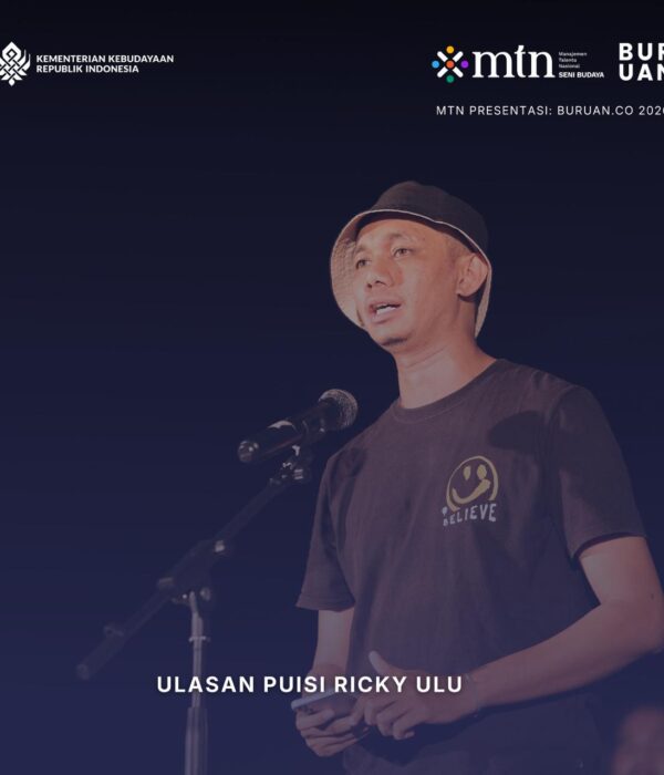 Gambar merupakan cover dari ulasan puisi Ricky Ulu. Gambar berisi penyair Ricky Ulu sedang membacakan puisi menggunakan kaos hitam dan topi hita.