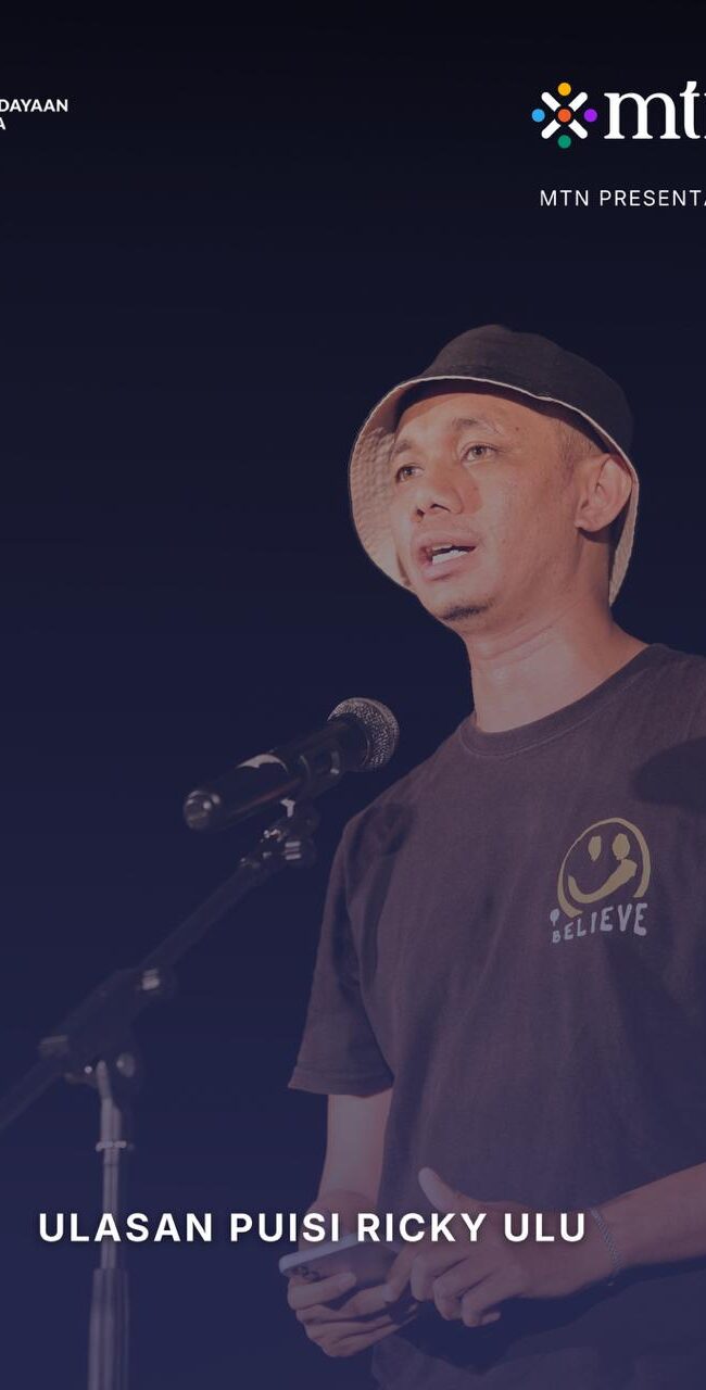 Gambar merupakan cover dari ulasan puisi Ricky Ulu. Gambar berisi penyair Ricky Ulu sedang membacakan puisi menggunakan kaos hitam dan topi hita.