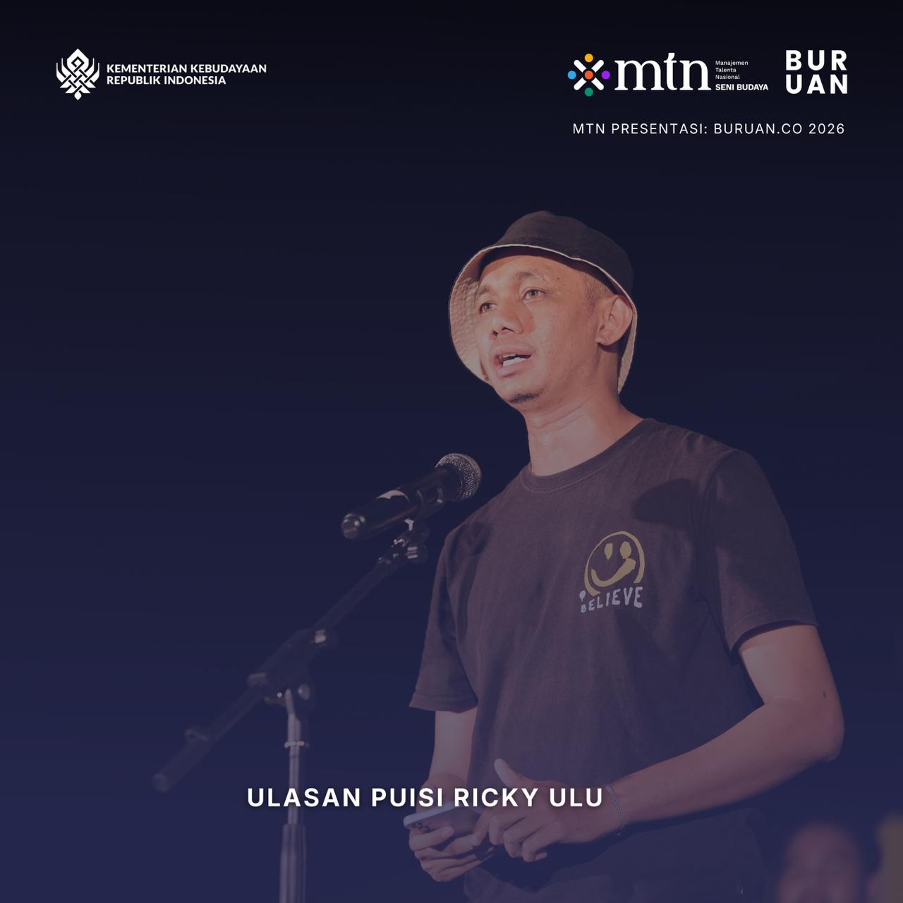 Gambar merupakan cover dari ulasan puisi Ricky Ulu. Gambar berisi penyair Ricky Ulu sedang membacakan puisi menggunakan kaos hitam dan topi hita.
