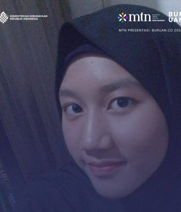 Fatima Al Husna, penyair remaja, menggunakan kerudung hitam dan tersenyum tipis