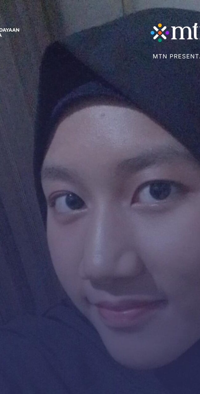 Fatima Al Husna, penyair remaja, menggunakan kerudung hitam dan tersenyum tipis