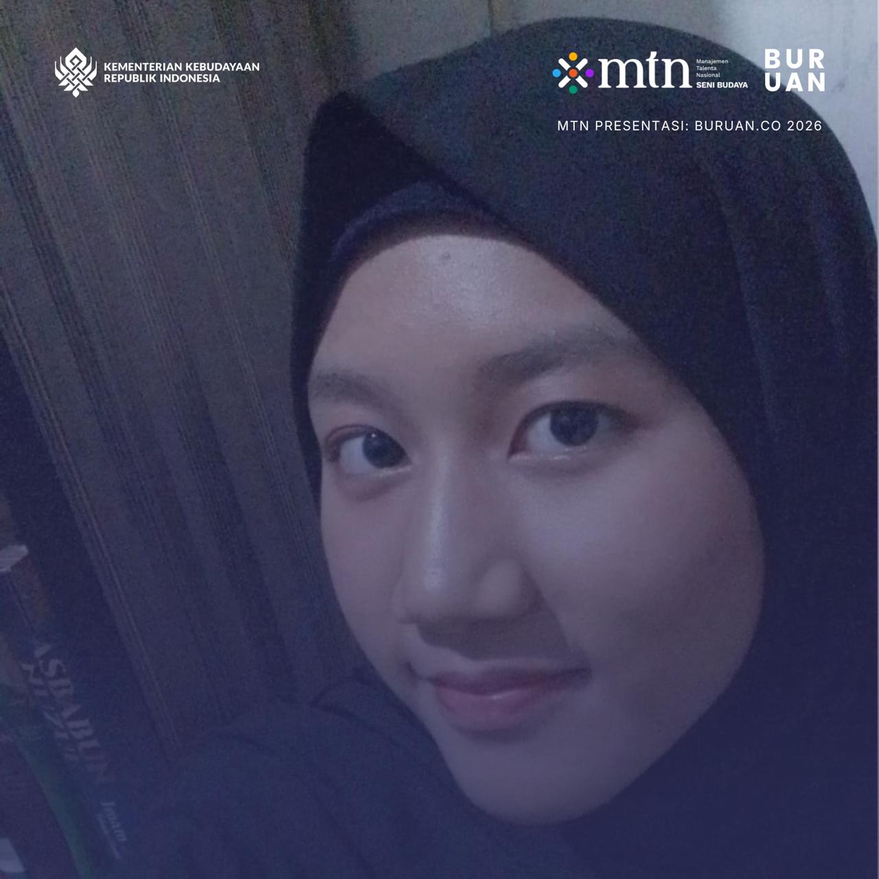 Fatima Al Husna, penyair remaja, menggunakan kerudung hitam dan tersenyum tipis