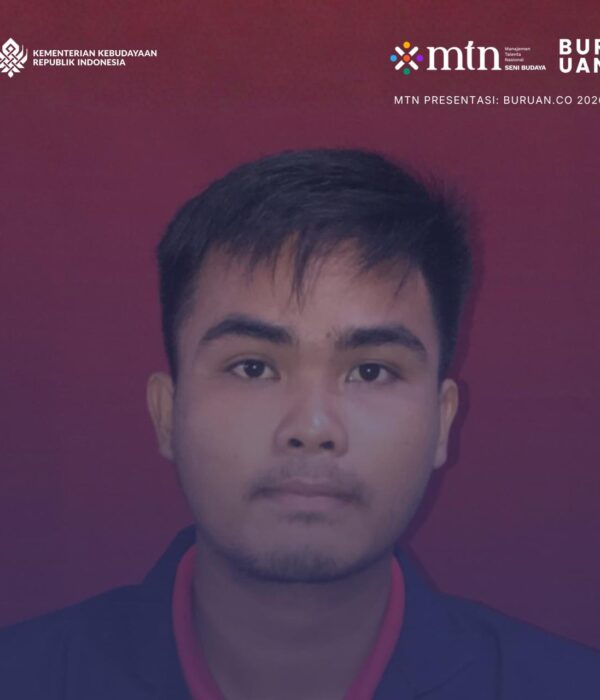 Hadi Rahman, berfoto setengah badan menggunakan kemeja merah dan latar merah.