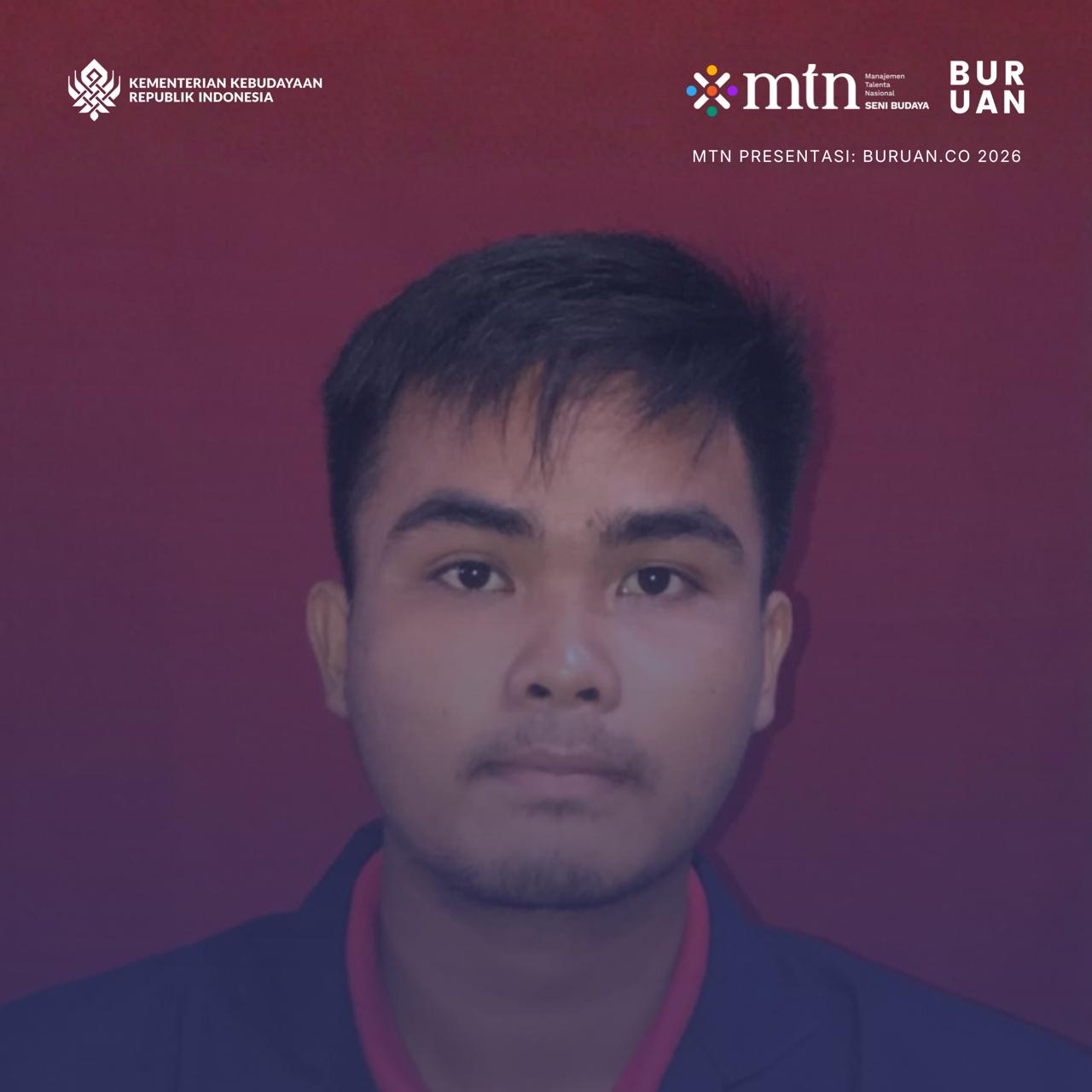 Hadi Rahman, berfoto setengah badan menggunakan kemeja merah dan latar merah.