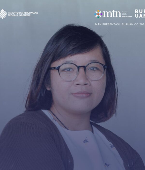 Dewi Kharisma Michellia berpose menggunakan kacamata, berambut pendek, menggunakan outer hitam.