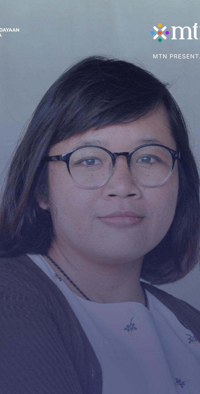 Dewi Kharisma Michellia berpose menggunakan kacamata, berambut pendek, menggunakan outer hitam.
