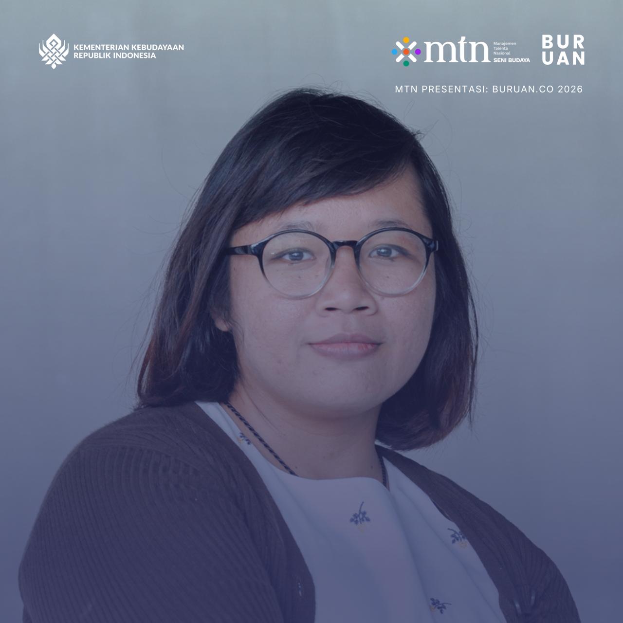 Dewi Kharisma Michellia berpose menggunakan kacamata, berambut pendek, menggunakan outer hitam.