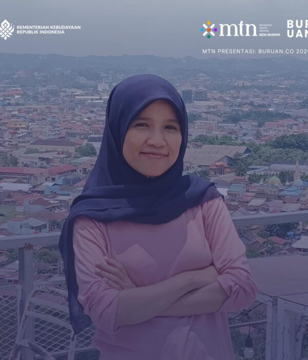 Cerita Pendek SZ Nufus di Buruan.co. Nufus menggunakan kerudung biru tua, kaos pink panjang, berdiri memangku tangan.