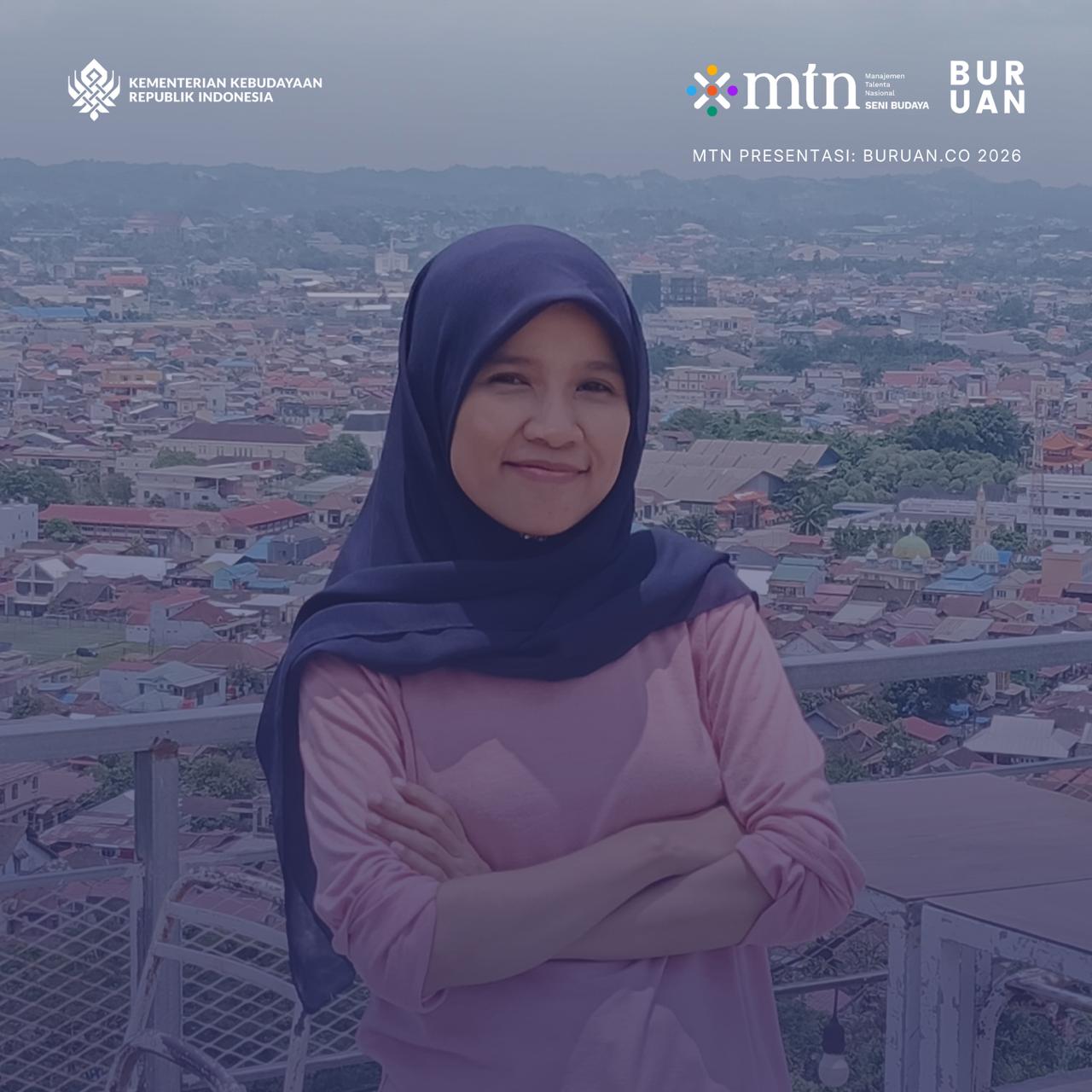 Cerita Pendek SZ Nufus di Buruan.co. Nufus menggunakan kerudung biru tua, kaos pink panjang, berdiri memangku tangan.
