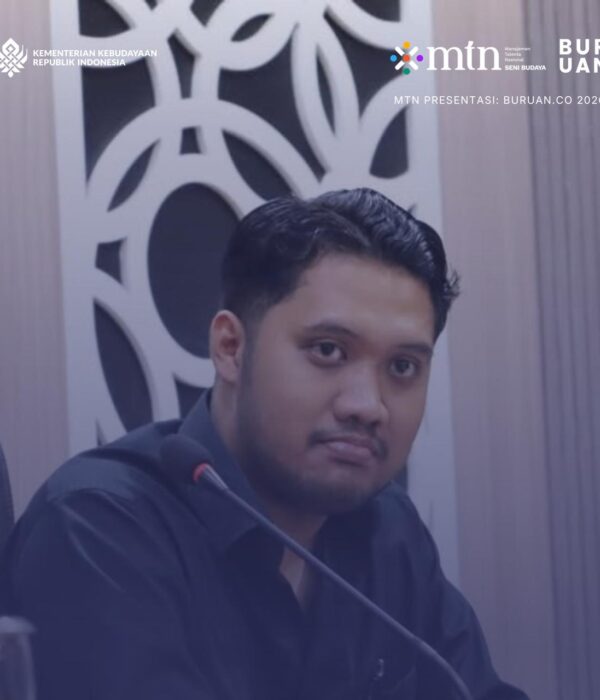 Ulasan Buku Balai Desa dan Hantu-hantu Nippon, Yohan Fikri berpose saaat menjadi pembicara, mengnekan kemeja.