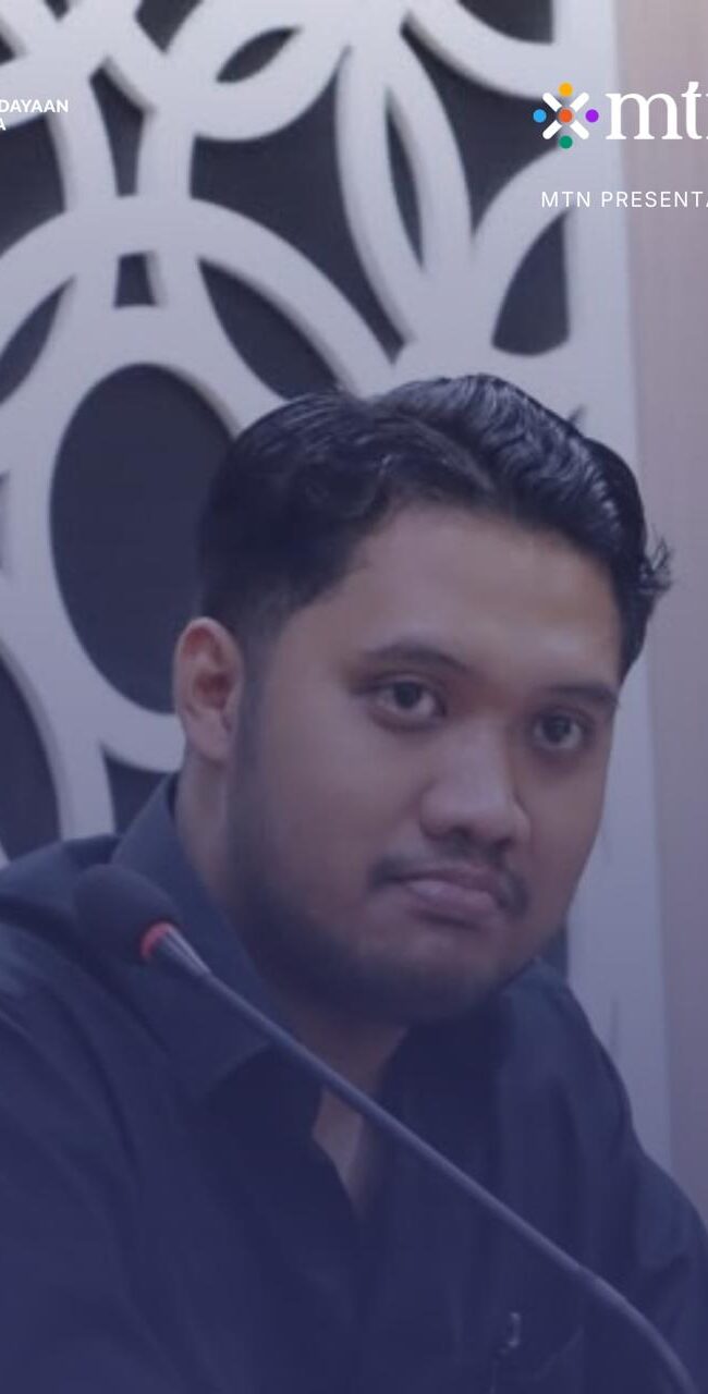 Ulasan Buku Balai Desa dan Hantu-hantu Nippon, Yohan Fikri berpose saaat menjadi pembicara, mengnekan kemeja.
