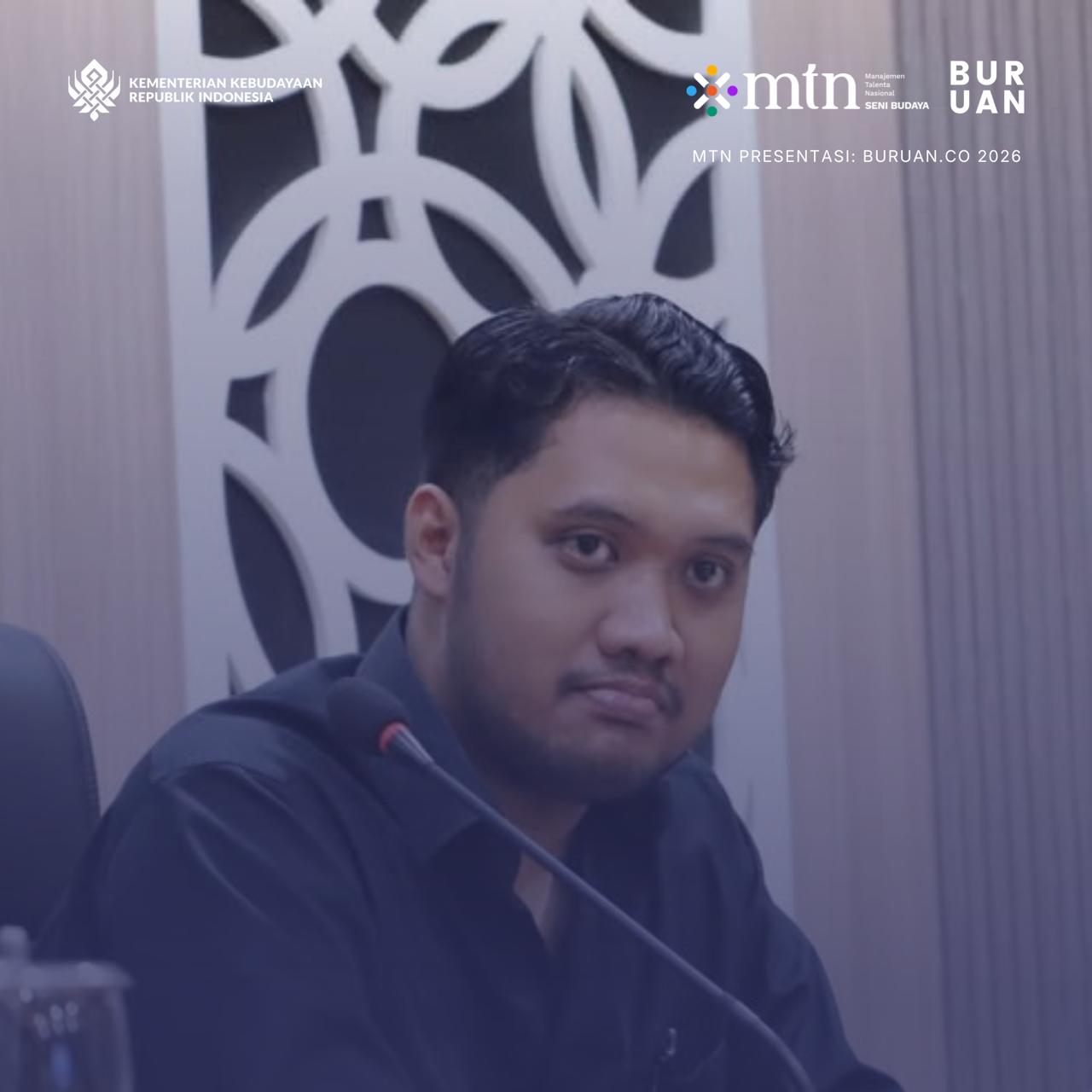 Ulasan Buku Balai Desa dan Hantu-hantu Nippon, Yohan Fikri berpose saaat menjadi pembicara, mengnekan kemeja.